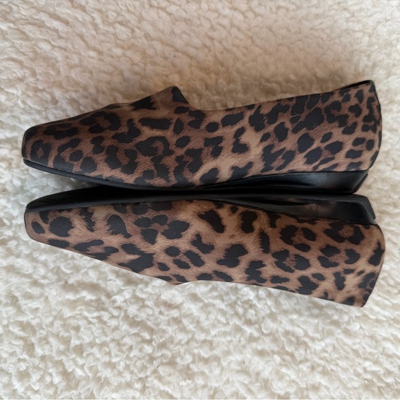 Vionic women’s Powell Leopard Orthotic Flats Comfort Loafers Size 7.5 - Picture 2 of 6